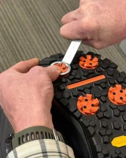 Simms G4 PRO Powerlock Boot – Vibram -Pro Fishing Shop PDPProductFeats S23 Powerlock CleatInstall 1100x 46970.1685057060